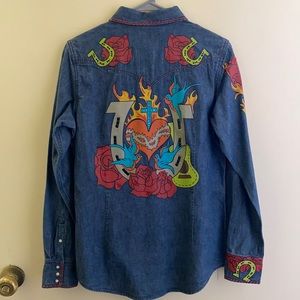 Women’s Size M Ariat denim pearl snap